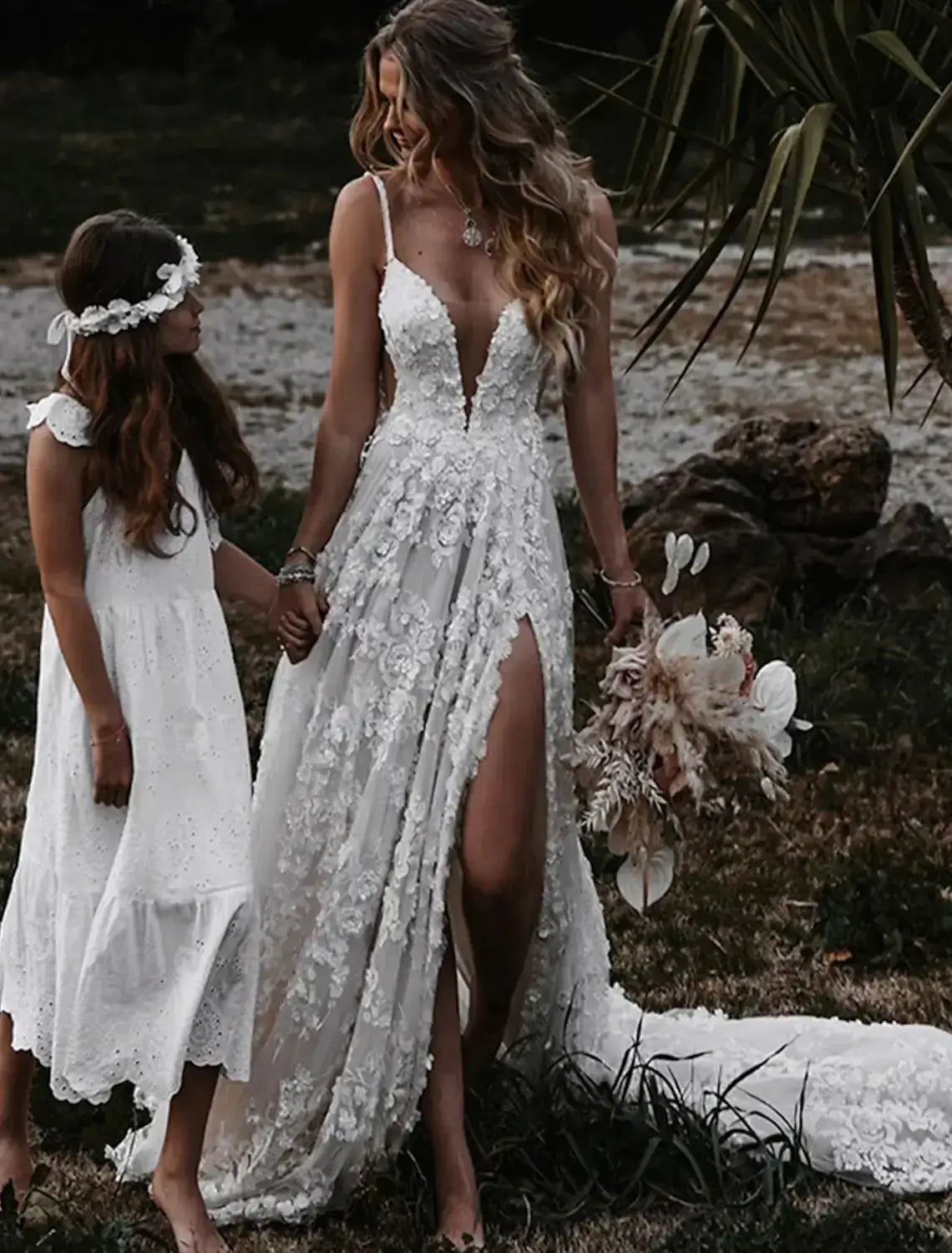 Beach Wedding Beach Sexy Boho Wedding Dresses A-Line Sweetheart Camisole Spaghetti Strap Court Train Lace Bridal Gowns With Appliques Split Front