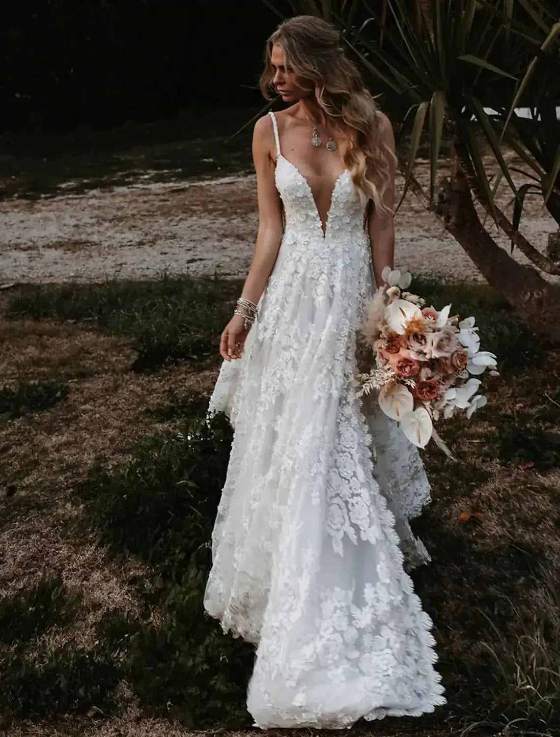 Beach Wedding Beach Sexy Boho Wedding Dresses A-Line Sweetheart Camisole Spaghetti Strap Court Train Lace Bridal Gowns With Appliques Split Front