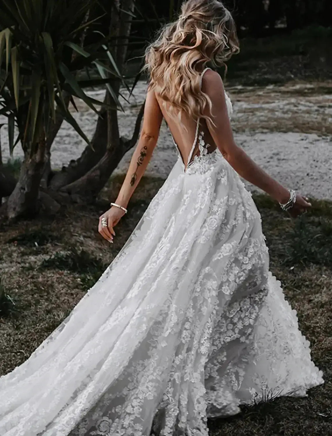 Beach Wedding Beach Sexy Boho Wedding Dresses A-Line Sweetheart Camisole Spaghetti Strap Court Train Lace Bridal Gowns With Appliques Split Front