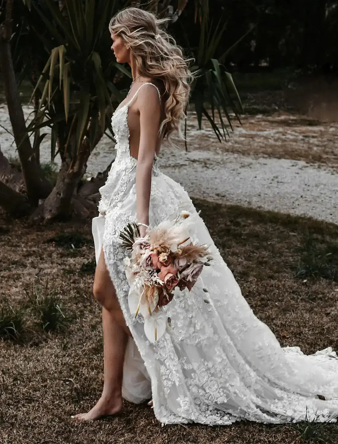 Beach Wedding Beach Sexy Boho Wedding Dresses A-Line Sweetheart Camisole Spaghetti Strap Court Train Lace Bridal Gowns With Appliques Split Front