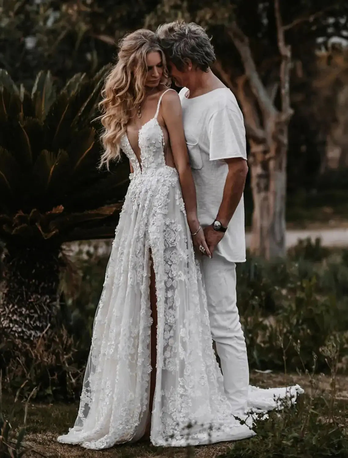 Beach Wedding Beach Sexy Boho Wedding Dresses A-Line Sweetheart Camisole Spaghetti Strap Court Train Lace Bridal Gowns With Appliques Split Front